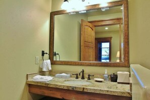 Combined shower/bathtub, hair dryer, towels - Cozy Luxury Studio with Fireplace, Prime Location & Summer Adventure! (Deer Valley)