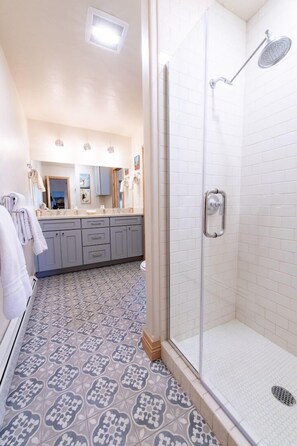 Bathtub, hair dryer, towels
