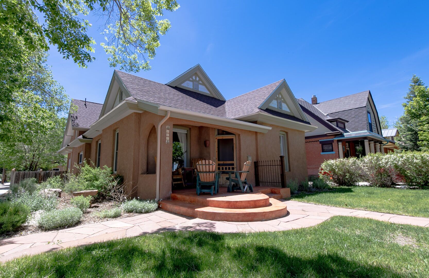 Le Petit Soliel - In-Town Home, Ready for Your Whole Family!