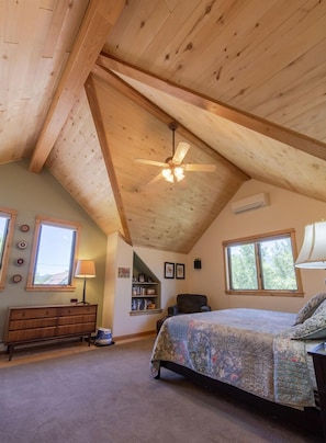 4 bedrooms, iron/ironing board, free WiFi, bed sheets - Le Petit Soliel - In-Town Home, Ready for Your Whole Family! (Salida)