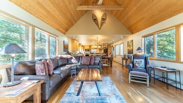 Flat-screen TV, fireplace, DVD player, stereo