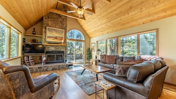 Flat-screen TV, fireplace, DVD player, stereo