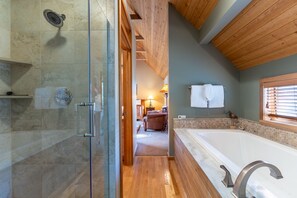 Combined shower/tub, hair dryer, towels