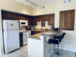 Réfrigérateur, micro-ondes, four, plaque de cuisson