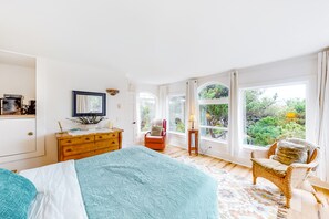 2 bedrooms, internet, bed sheets - Dog-Friendly Getaway with Outdoor Firepit & Balcony - Steps from Beach Access (Florence)