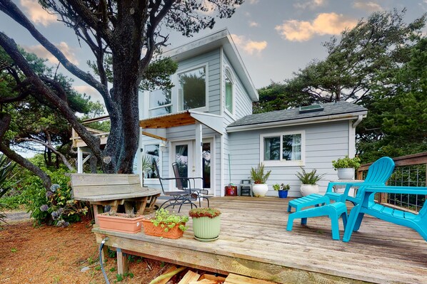 Terrace/patio - Dog-Friendly Getaway with Outdoor Firepit & Balcony - Steps from Beach Access (Florence)