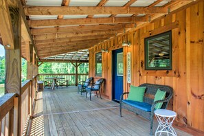 Terrace/patio - Dillingham Dacha | Country Charm, Patio & Deck + Biltmore Pass (Weaverville)