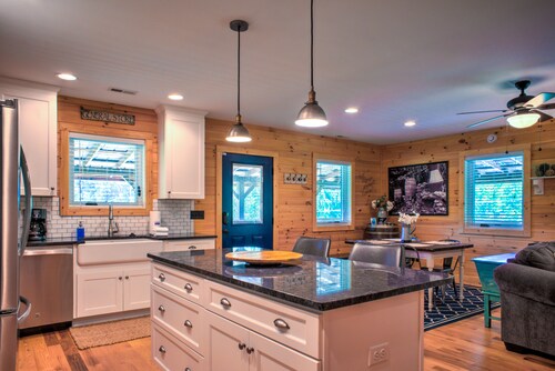 Dillingham Dacha | Country Charm, Patio & Deck + Biltmore Pass