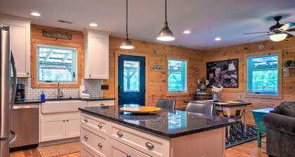 Dillingham Dacha | Country Charm, Patio & Deck + Biltmore Pass