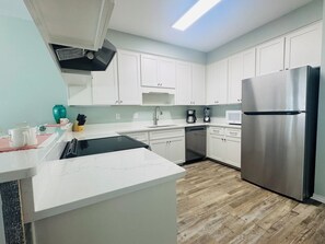 Een koelkast, een magnetron, een oven, een kookplaat