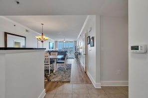 Ein modernes Interieur mit Essbereich, Küche und Wohnbereich.