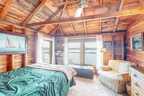 4 bedrooms, desk, iron/ironing board, Internet - Cozy, Waterfront Cabin-Style Gem with Private Dock and Lovely Views (West Bath)