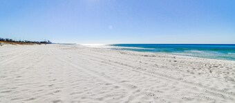 Classic Florida beachside cottage with nearby ocean access & WiFi