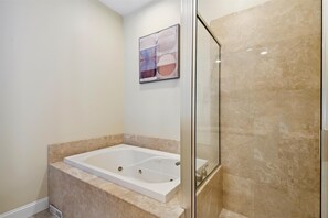 Douche, baignoire à jets, serviettes fournies