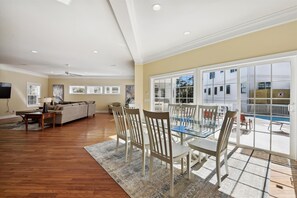 Interior - 4 Sandy Beach, 3rd Row, Pool, Beach, Dogs OK, Free Golf (Hilton Head Island)