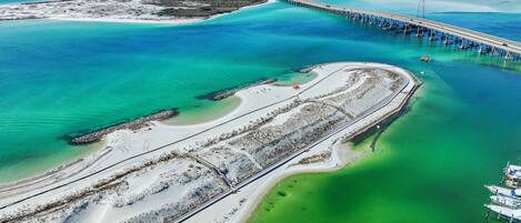 Una spiaggia nelle vicinanze