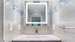 Ensemble baignoire-douche, serviettes fournies