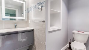 Ensemble baignoire-douche, serviettes fournies