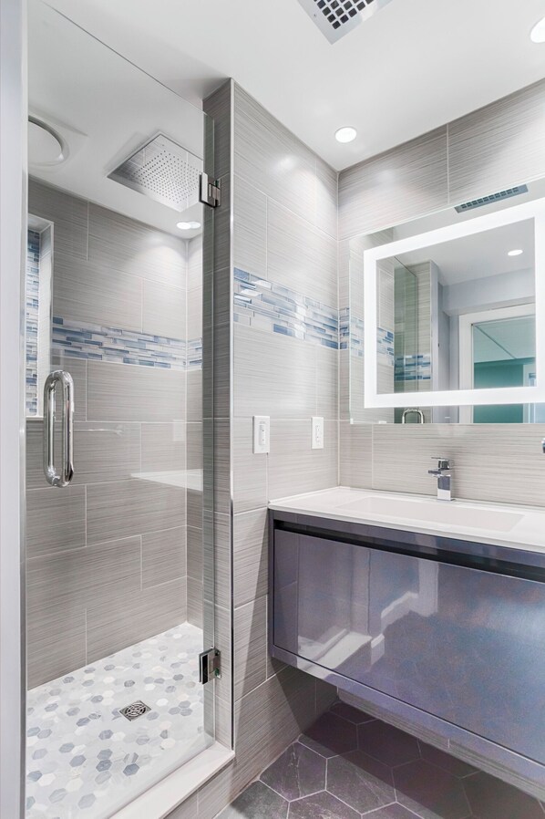 Ensemble baignoire-douche, serviettes fournies