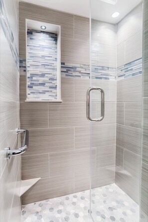 Ensemble baignoire-douche, serviettes fournies