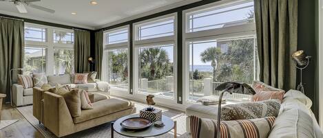 Téléviseur connecté, foyer, lecteur de DVD, table de baby-foot