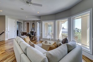 Smart TV, fireplace, DVD player, table football