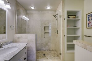 Ducha y bañera combinadas, secador de pelo y toallas