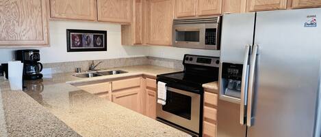 ثلاجة، ميكروويف، فرن، موقد طهي مسطح