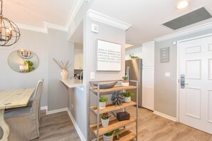 Dining - Spacious Beachfront Condo w/Beach Service Included & Onsite Restaurant in Destin (Destin)