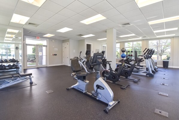 Fitness facility - Spacious Beachfront Condo w/Beach Service Included & Onsite Restaurant in Destin (Destin)
