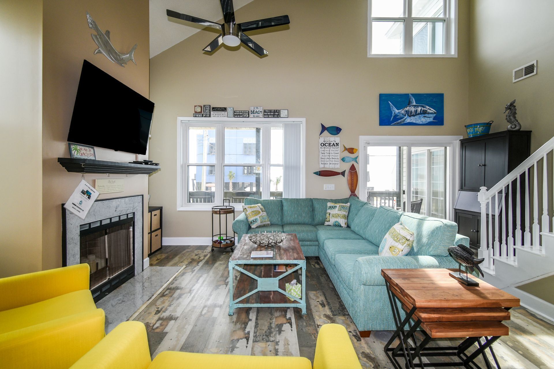 تلفزيون، مدفأة، مشغل دي في دي