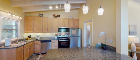 Refrigerador, microondas, horno y parrilla de estufa