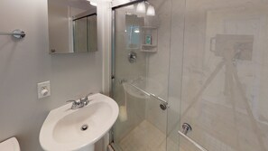 Combined shower/bathtub, hair dryer, towels - Mellow Yellow 3 bedrooms, 2 bathrooms (Jekyll Island)