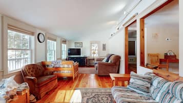 Fernseher, DVD-Player, Bücher, Videothek