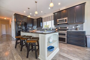 Fridge, microwave, stovetop, dishwasher - Family fun - waterfront, beach, pools, pet friendly! (Long Neck)