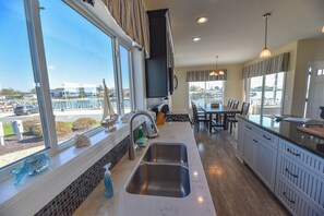 Fridge, microwave, stovetop, dishwasher - Family fun - waterfront, beach, pools, pet friendly! (Long Neck)
