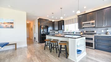 Fridge, microwave, stovetop, dishwasher