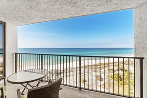 Property grounds - 2BR Condo with Dazzling Beachfront Balcony Views! Pool, Gym, Tram to Baytowne (Miramar Beach)