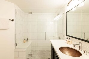 Combined shower/bathtub, hair dryer, towels - Amazing Views & Private Hot Tub, 2 Cozy Master BD - Winter escape! (Park City)