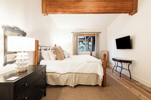2 bedrooms, iron/ironing board, travel cot, WiFi