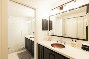 Combined shower/bathtub, hair dryer, towels