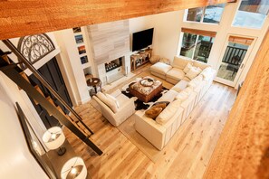 Fernseher, Kamin, Videospiele, Stereoanlage