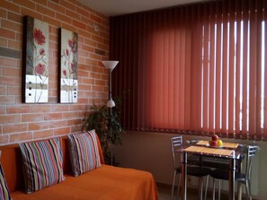 Economy Apartment, 1 Bedroom, Non Smoking, Kitchenette | Living room