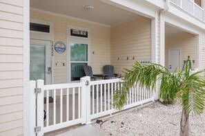 Terrace/patio - Stylish Beach Townhome with Heated Pools and Easy Gulf Coast Access (Corpus Christi)