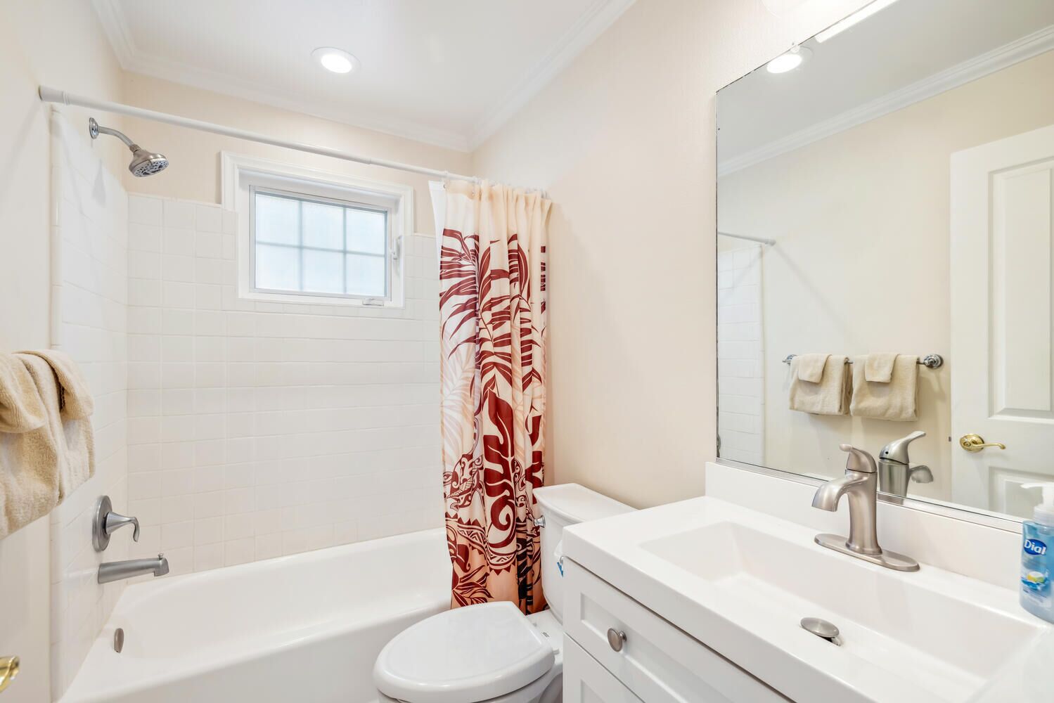Un baño con bañera, inodoro y lavabo.