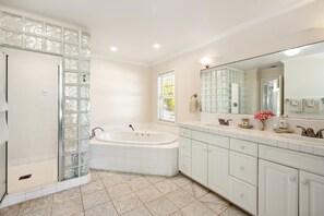 Combined shower/tub, jetted tub, hair dryer, towels