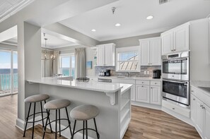 Réfrigérateur, four à micro-ondes, un four, surface de cuisson