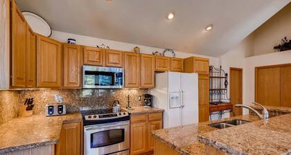 Beautiful Mountain Townhome with Hot Tub, Convenient Location! HL305
