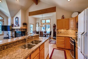 Fridge, microwave, oven, stovetop - Beautiful Mountain Townhome with Hot Tub, Convenient Location! HL305 (Breckenridge)
