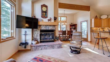 Flatskjerm-TV og peis